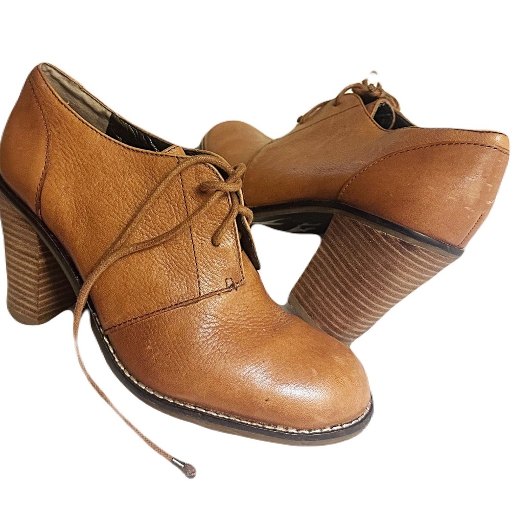 Banana Republic Tan Oxford Heels with Brogue Detailing